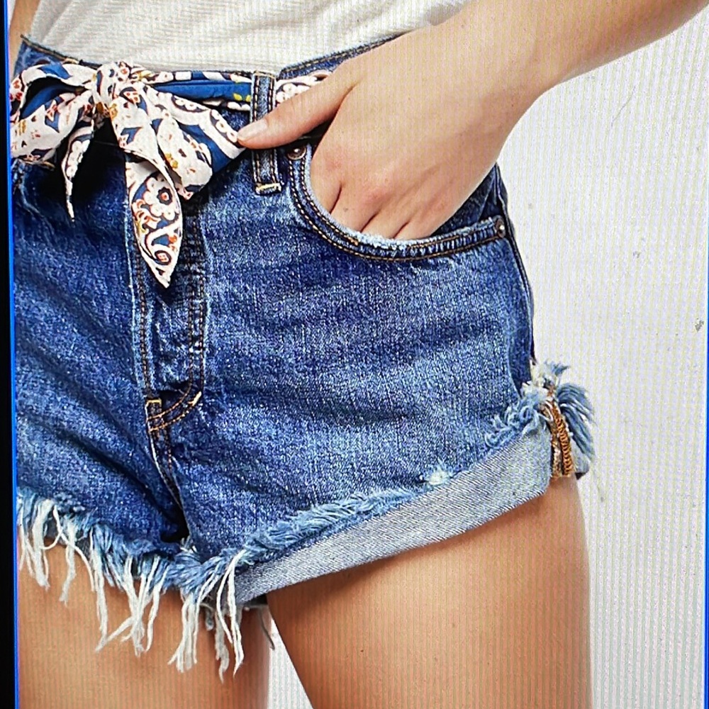 We the Free Sashed and Relaxed Light Wash Distressed Shorts Medium Wash size 26